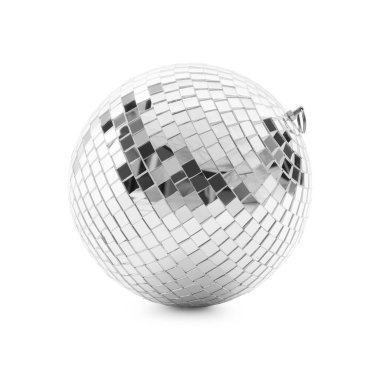 Parlak bir disko topu beyaza izole edilmiş.