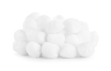 Birçok tüylü pamuk yumağı beyaza izole edilmiş.