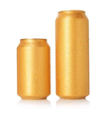 Beyaz teneke üzerinde iki ıslak teneke kutu