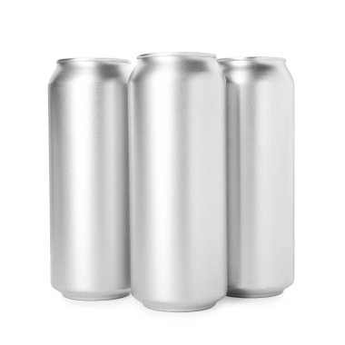 Birçok boş teneke kutu beyaza izole edilmiş.