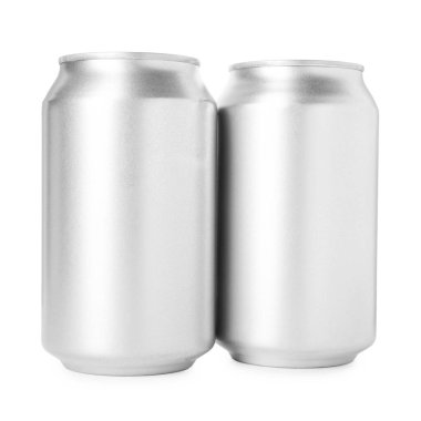 İki boş teneke kutu beyaza izole edilmiş.