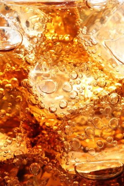 Arkaplan olarak buz ile kola tazeleniyor, makro görünüm