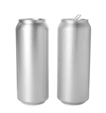 İki gümüş teneke kutu beyaza izole edilmiş.