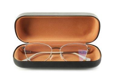 Beyaz gözlüklü, şık bir çanta.