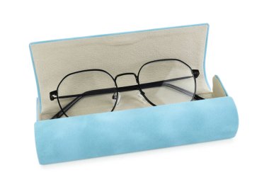 Beyaz gözlüklü, şık bir çanta.