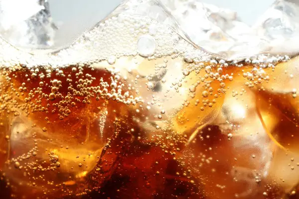 Buz ve kabarcıklarla kola tazeleniyor, makro görünüm