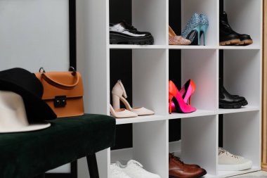 Ayakkabı deposu. Farklı ayakkabı, aksesuar ve kanepe rafları.