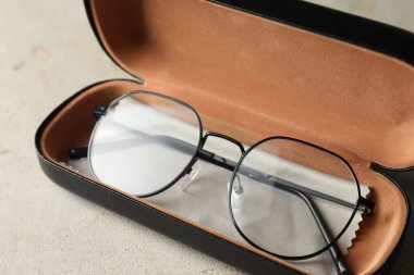 Işık masasında şık gözlükler, yakın plan.