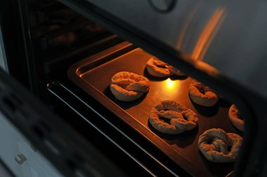 Fırında pişmemiş krakerlerle pişirme tabağı, yakın plan.