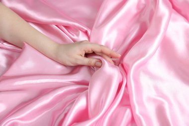 Üstü ipek çarşaflı kadın.