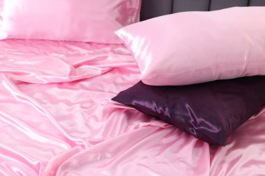 Lüks pembe ipek çarşaflar ve yastıklar.