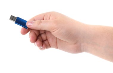 Beyaz arkaplanda USB bellek tutan adam, yakın plan