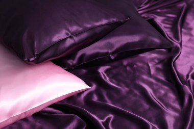 Lüks ipek çarşaflar ve yastıklar, yakın plan.