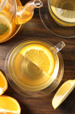 Tahta masada portakal ve limonlu Aromatik meyve çayı.