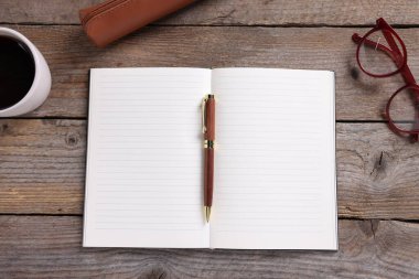 Boş defterleri, kahveyi, bardakları ve kalemi aç.