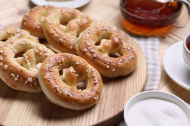 Lezzetli krakerler, malzemeler ve çay masada, yakın plan.