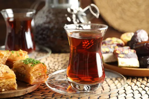 Lezzetli Türk çayı, masada şekerlerle servis edilir, yakın plan.