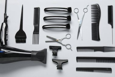 Beyaz arka planda farklı saç şekillendirme araçları, düz yatış