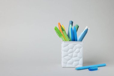 Gri arka planda tükenmez kalemler var. Metin için boşluk