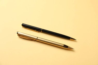 Sarı arkaplandaki kalemler, üst görünümde