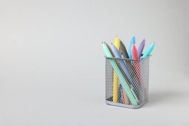 Tükenmez kalemler gri arka planda, yakın plan. Metin için boşluk