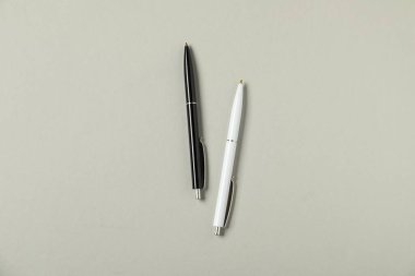 Gri arkaplanda şık kalemler, düz yatış