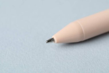 Gri arka planda bir tükenmez kalem, makro görüş. Metin için boşluk