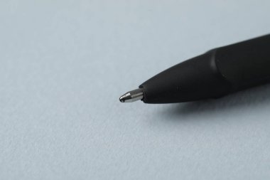 Gri arka planda bir tükenmez kalem, makro görüş. Metin için boşluk