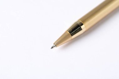 Hafif arka planda şık bir kalem, makro görünüm. Metin için boşluk