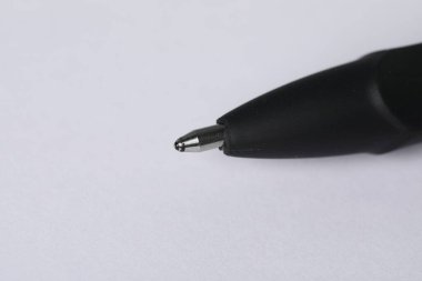 Hafif arka planda şık bir kalem, makro görünüm. Metin için boşluk