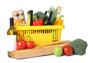 Beyaza izole edilmiş farklı gıda ürünleri içeren alışveriş sepeti.