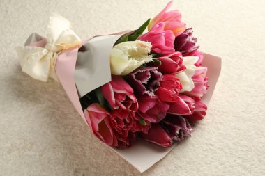 Beyaz desenli masa üzerinde güzel laleler, yakın plan.