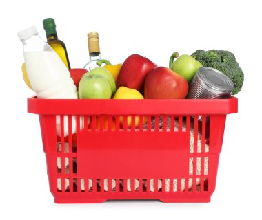 Beyaza izole edilmiş farklı ürünlerle dolu alışveriş sepeti.