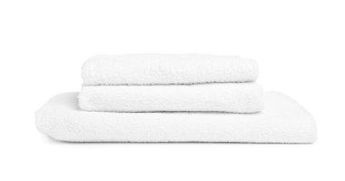 Beyaz üzerine izole edilmiş temiz havlu yığını