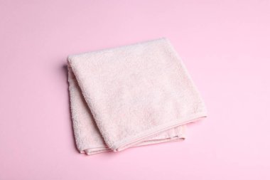 Pembe zemin üzerinde temiz havlu, üst görünüm