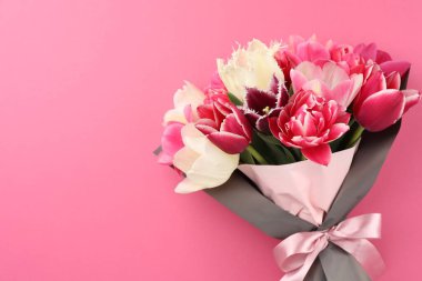 Pembe arka planda güzel laleler, üst manzara.