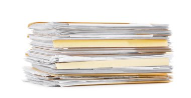 Beyaz üzerine izole edilmiş kağıtlar içeren dosya dizinleri yığını