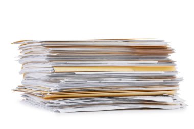 Beyaz üzerine izole edilmiş kağıtlar içeren dosya dizinleri yığını