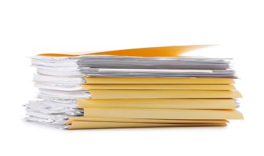 Beyaz üzerine izole edilmiş kağıtlar içeren dosya dizinleri yığını