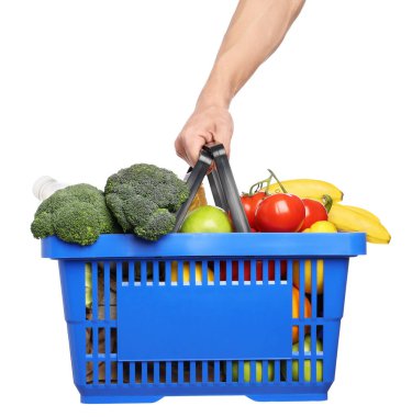 Beyaz arka planda farklı ürünleri olan alışveriş sepeti tutan adam, yakın plan.