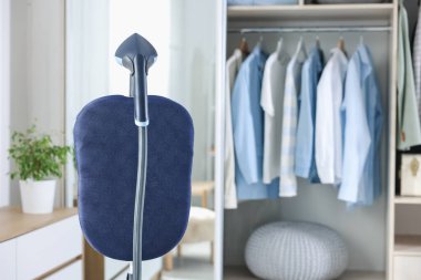 Dolabın yanında duran modern, dik vapur.