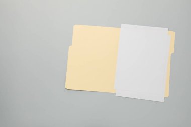 Gri arkaplan üzerinde boş sayfaları olan kağıt dosya dizini, üst görünüm. Metin için boşluk