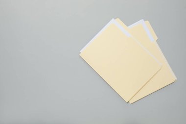 Kağıtları gri arkaplan, üst görünüm olan dosya klasörleri. Metin için boşluk
