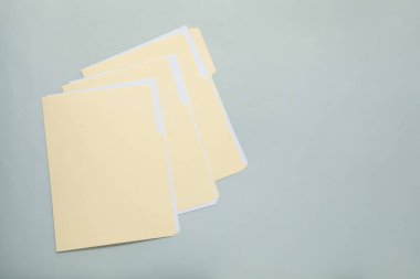 Kağıtları gri arkaplan, üst görünüm olan dosya klasörleri. Metin için boşluk