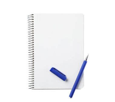 Kalem ve açık defter beyaz, üst görünümde izole