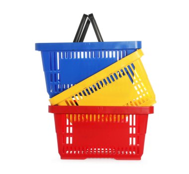 Beyaza izole edilmiş renkli alışveriş sepetleri yığını