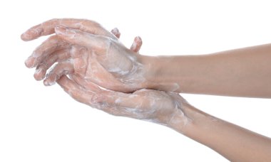 Beyaz arka planda sabunla ellerini yıkayan kadın, yakın plan.