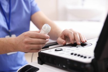 Transdüktörlü sonograf ve ultrason cihazı klinikte, yakın plan.