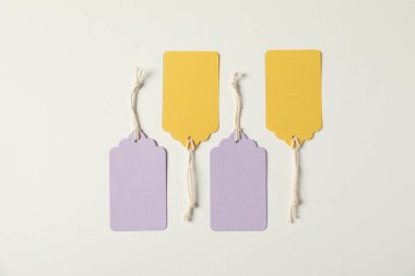 Beyaz arkaplanda dizgileri olan boş etiketler, düz yatıyordu