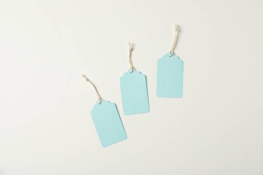 Beyaz arkaplanda dizgileri olan boş etiketler, düz yatıyordu